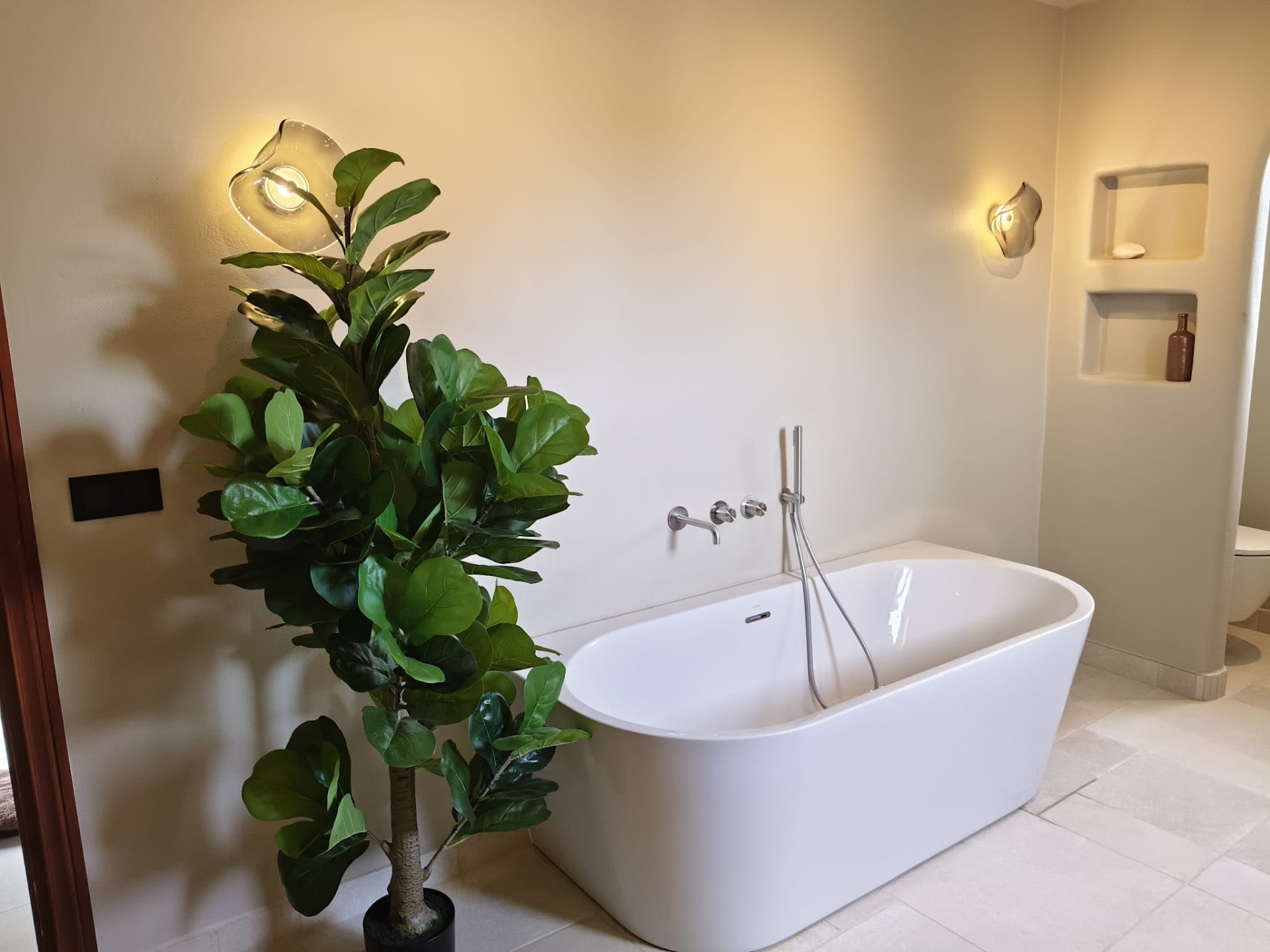 Iluminación decorativa junto a una bañera